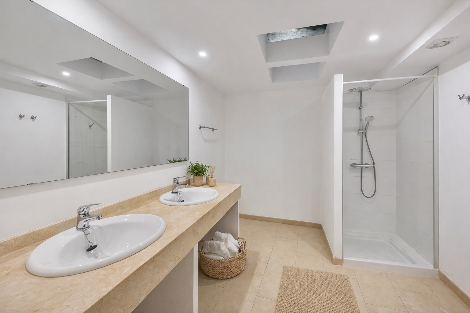 1B-Baño moderno con detalles naturales